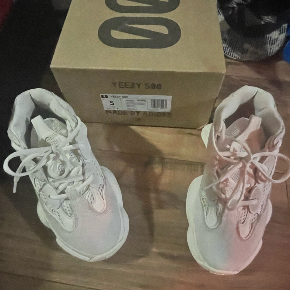 I’m selling my basically brand new pair of yeezys